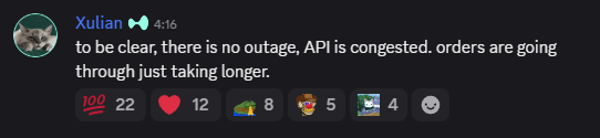 Hyperliquidの公式DiscordにおけるXulian氏の投稿。「システム停止はなく、APIが混雑している。注文は処理されているが通常より時間がかかっている」と説明(日本時間7月31日午前4時16分投稿)。
