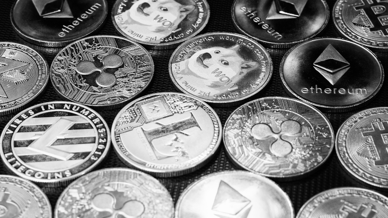 ビットコイン最高値後に資金流入、アルトコイン急騰 ― SOL・DOGE・HEXなどが8～20％上昇