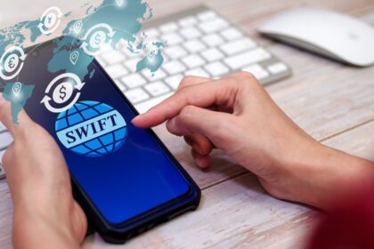 スウィフト、ブロックチェーン基盤導入へ──世界30銀行と連携、国際送金を即時化