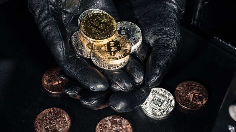 仮想通貨トレーダーを狙う追跡器──車のエンジンルームで発見、警察へ通報