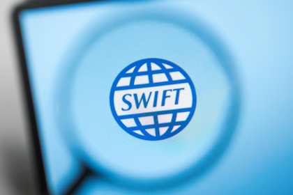 スウィフト、トークン化預金のパイロット準備完了──6大陸17行が参加、MUFGも