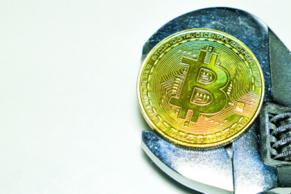 元警官が10代から35万ドルのビットコイン強奪──終身刑＋15年の判決