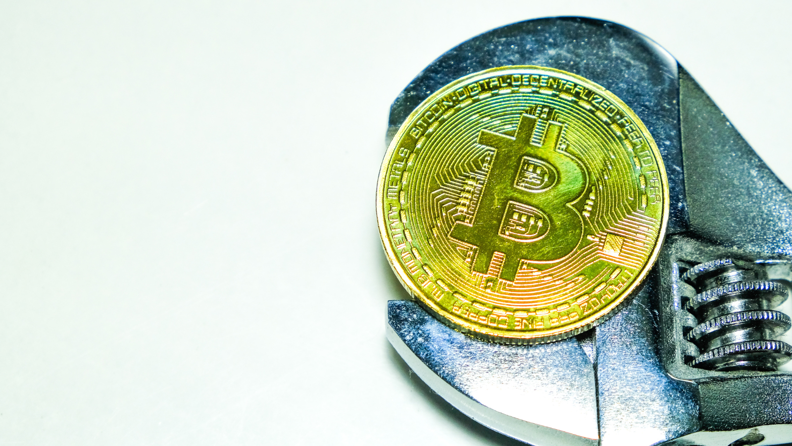 元警官が10代から35万ドルのビットコイン強奪──終身刑＋15年の判決
